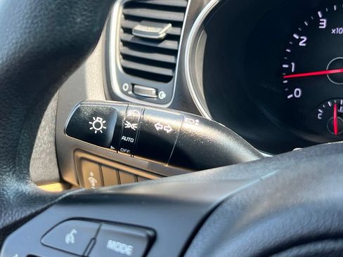 Used 2015 Kia Sedona LX w/ LX Convenience Package FWD image 30