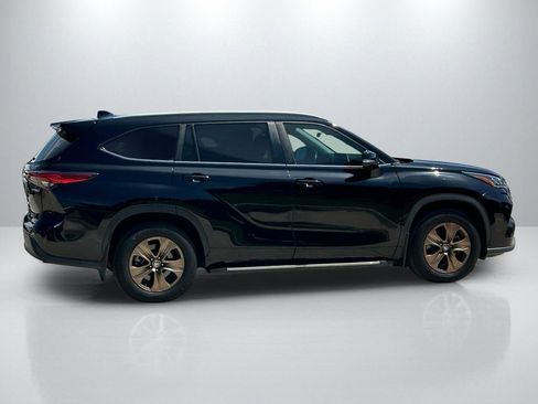 Used 2023 Toyota Highlander Bronze Edition FWD image 4
