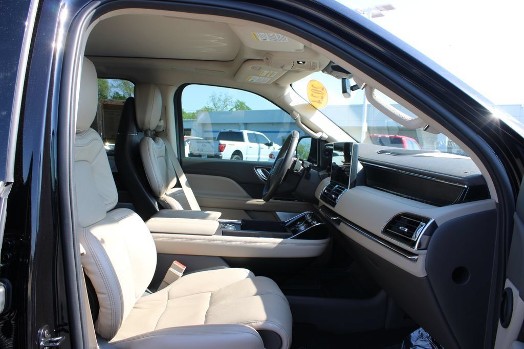 Used 2024 Lincoln Navigator L Reserve AWD/4WD image 30