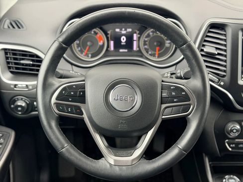 Used 2019 Jeep Cherokee Latitude Plus w/ Cold Weather Group image 18