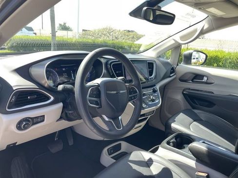 Used 2023 Chrysler Pacifica Touring-L FWD image 10