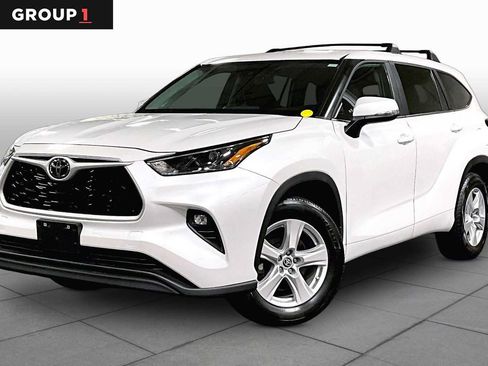 Used 2023 Toyota Highlander LE FWD image 1