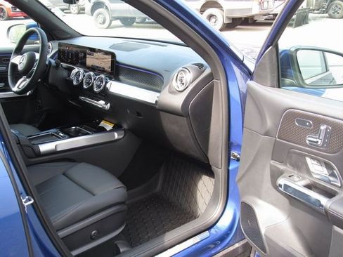 Used 2025 Mercedes-Benz GLB 250 4MATIC image 18