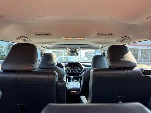 Used 2023 Toyota Highlander XLE FWD image 9