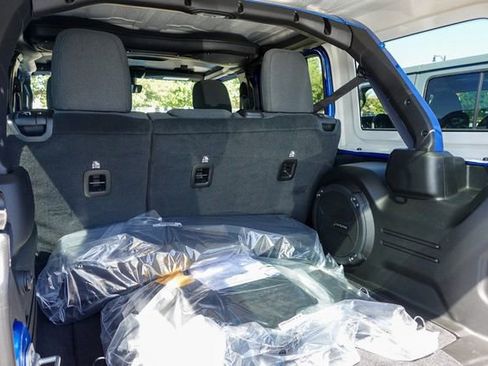 New 2025 Jeep Wrangler Rubicon w/ Technology Group image 28