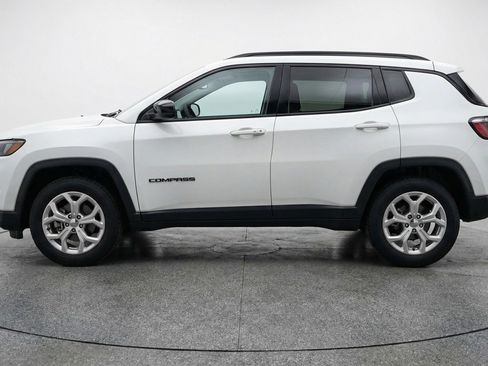 Used 2025 Jeep Compass Latitude AWD/4WD image 5