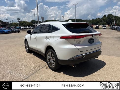 Used 2023 Toyota Venza XLE AWD/4WD image 10