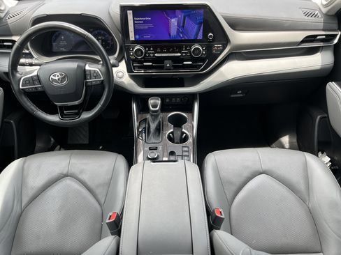 Used 2023 Toyota Highlander Limited AWD/4WD image 3
