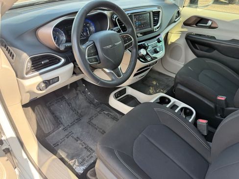 Used 2022 Chrysler Voyager LX FWD image 13