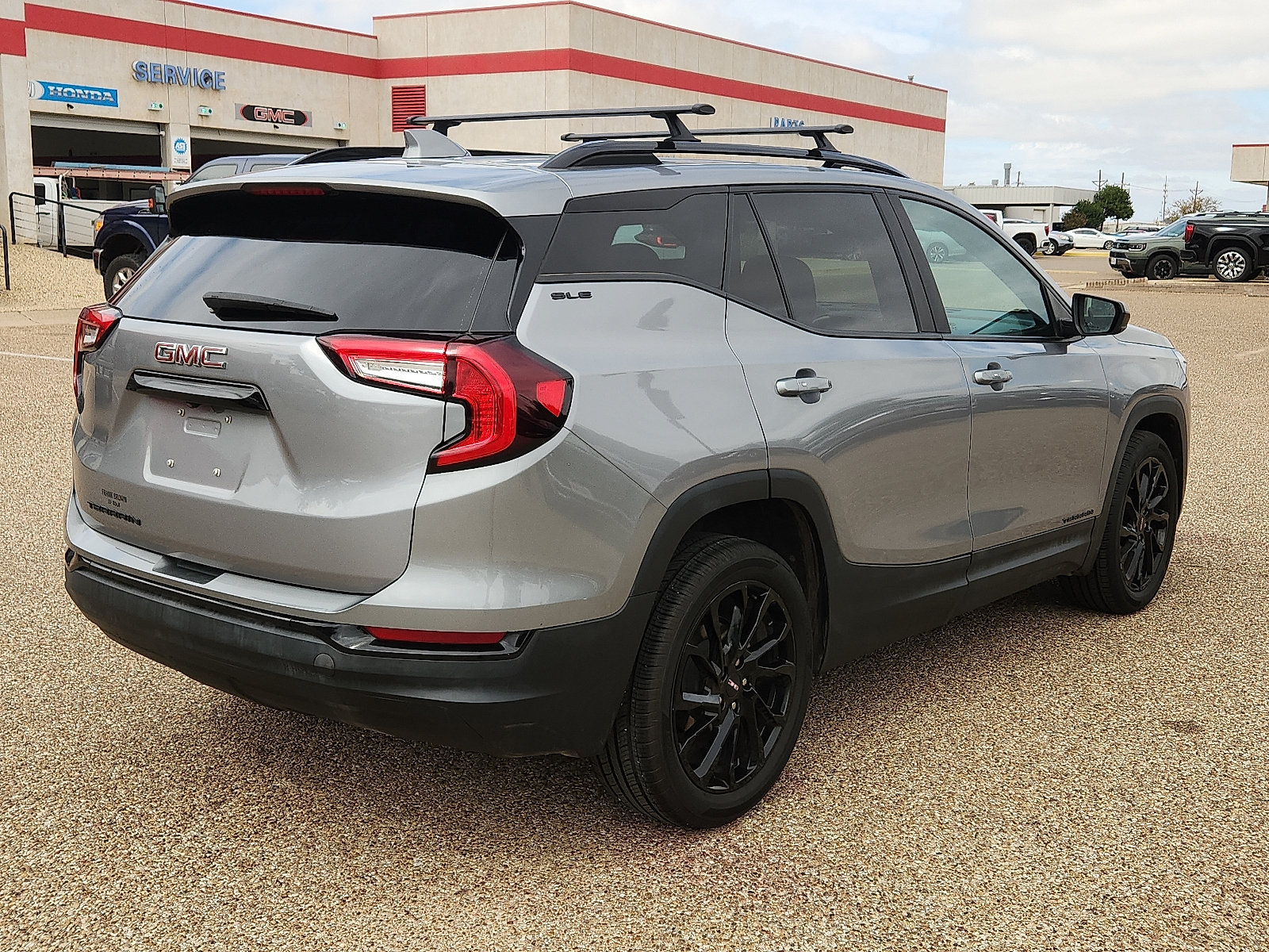 Used 2023 GMC Terrain SLE w/ Driver Convenience Package FWD image 4