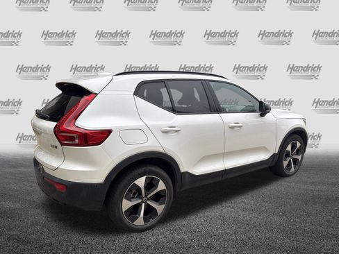 Used 2025 Volvo XC40 B5 Plus image 10
