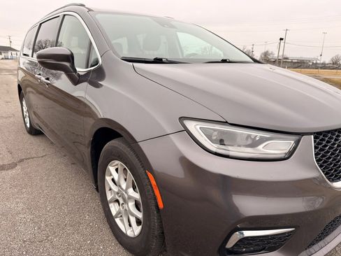 Used 2022 Chrysler Pacifica Touring-L image 5
