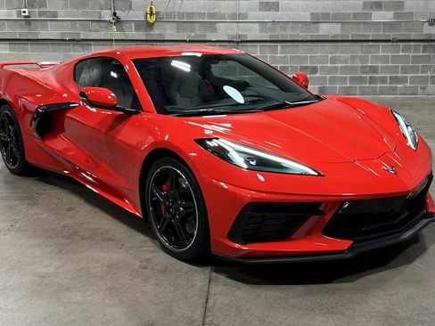 Used 2021 Chevrolet Corvette Stingray Coupe w/ Z51 Performance Package image 2