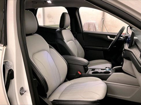 Used 2025 Ford Escape SE w/ PHEV Premium Package image 7