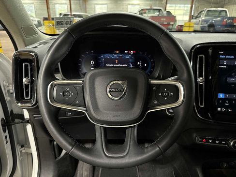 Used 2023 Volvo XC40 B5 Plus image 18