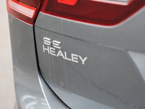 Used 2024 Volkswagen Tiguan SE R-Line image 9