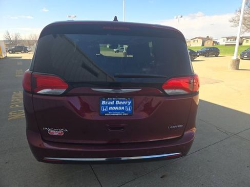 Used 2017 Chrysler Pacifica Limited w/ Advanced Safetytec Group FWD image 7
