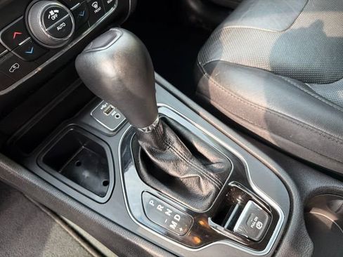 Used 2020 Jeep Cherokee Limited FWD image 24