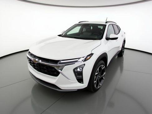 Used 2025 Chevrolet Trax LT image 3