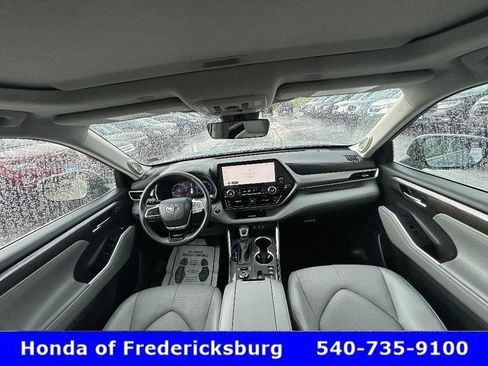 Used 2024 Toyota Highlander Limited AWD/4WD image 29