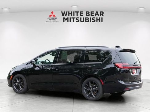 Used 2025 Chrysler Pacifica Limited FWD image 4