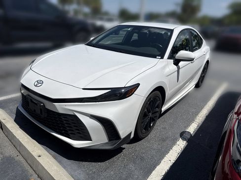 Used 2025 Toyota Camry SE FWD image 9