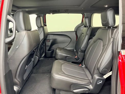 New 2027 Chrysler Pacifica Select AWD/4WD image 5
