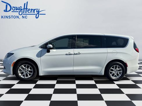 Used 2023 Chrysler Voyager LX FWD image 2