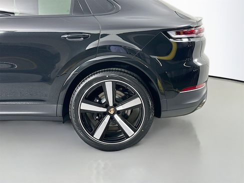 Certified 2025 Porsche Cayenne Coupe image 12