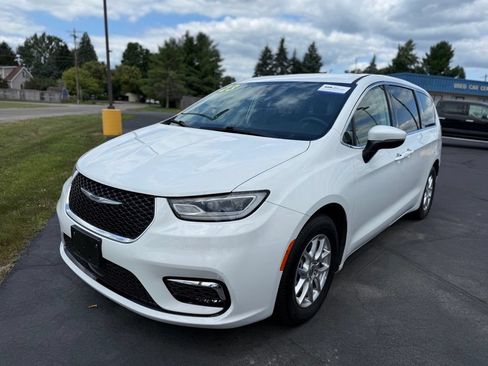Used 2023 Chrysler Pacifica Touring-L FWD image 7