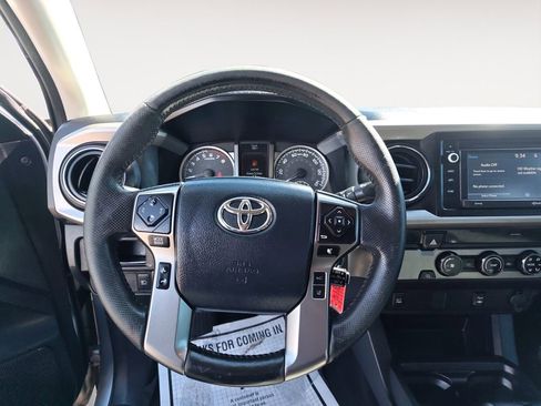 Used 2018 Toyota Tacoma SR5 w/ SR5 Appearance Package (SM) RWD image 12