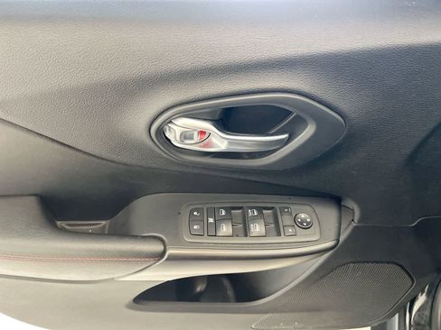 Used 2019 Jeep Cherokee Trailhawk w/ Comfort/Convenience Group AWD/4WD image 13