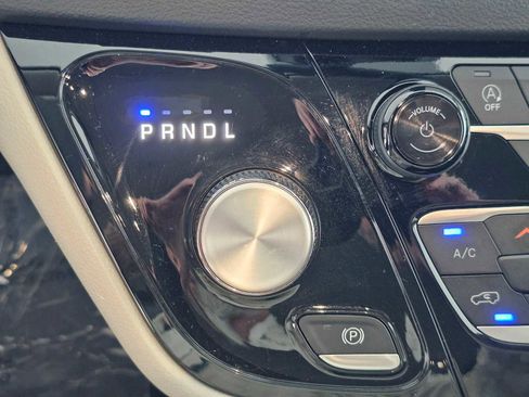 Used 2024 Chrysler Pacifica Touring-L FWD image 30