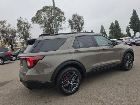 Used 2026 Ford Explorer ST-Line w/ ST-Line Street Pack AWD/4WD image 4