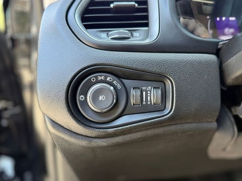 Used 2023 Jeep Renegade Latitude w/ Premium Group AWD/4WD image 22