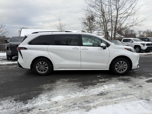 Used 2025 Toyota Sienna LE image 7