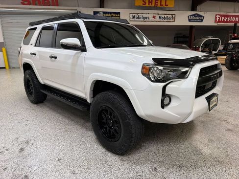 Used 2020 Toyota 4Runner SR5 AWD/4WD image 11