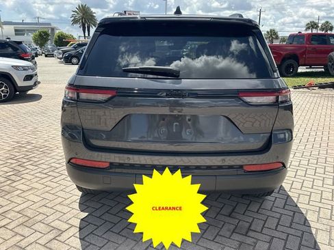 Used 2024 Jeep Grand Cherokee Altitude RWD image 8
