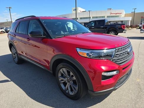 Used 2023 Ford Explorer XLT w/ Equipment Group 202A AWD/4WD image 7