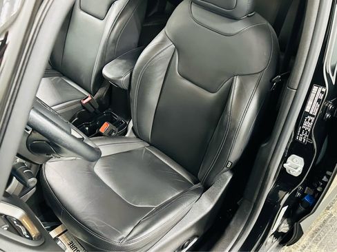 Used 2023 Jeep Renegade Limited image 22