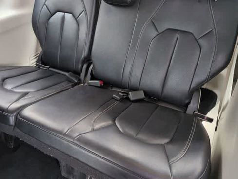 Used 2022 Chrysler Pacifica Touring-L FWD image 35