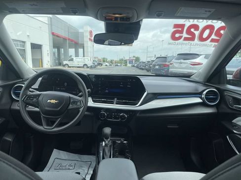 Used 2025 Chevrolet Trax LT FWD image 38