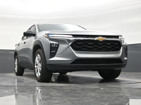 Used 2025 Chevrolet Trax LS FWD image 26