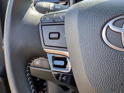 Used 2025 Toyota Camry SE image 11