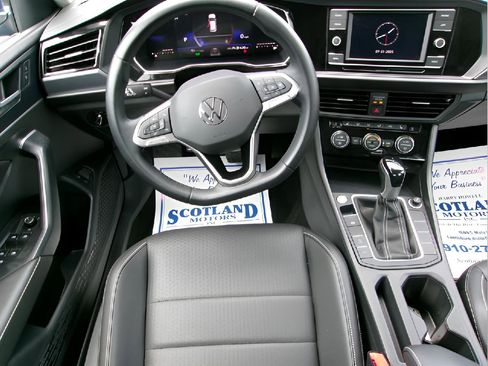 Used 2024 Volkswagen Jetta SE image 11