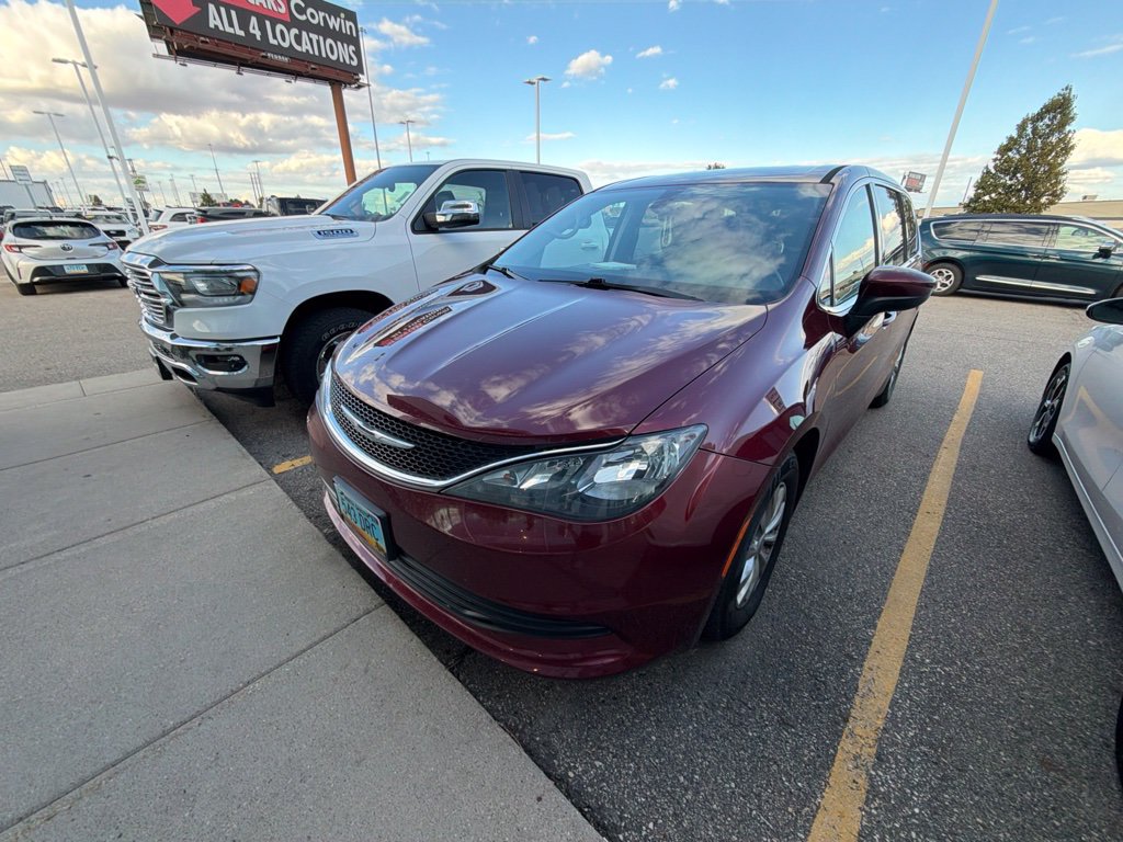 Used 2017 Chrysler Pacifica Touring w/ Tire & Wheel Group FWD image 7