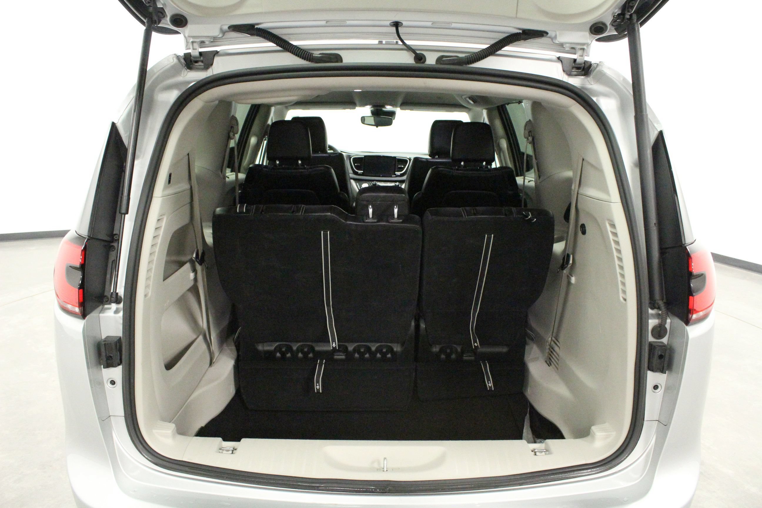 Used 2024 Chrysler Pacifica Touring-L FWD image 13