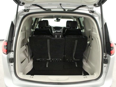 Used 2024 Chrysler Pacifica Touring-L FWD image 13