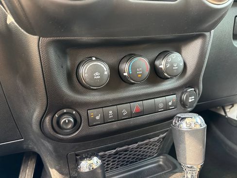 Used 2017 Jeep Wrangler Unlimited Sahara AWD/4WD image 33