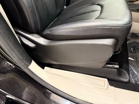 Used 2024 Chrysler Pacifica Touring-L image 21